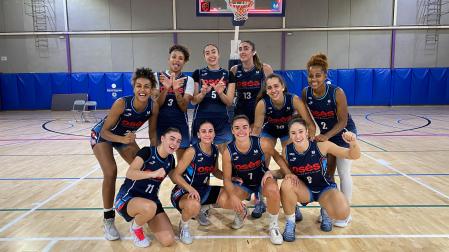 Las jugadoras del Osés Construcción celebran en Santa Cruz de Tenerife la victoria en el inicio liguero.