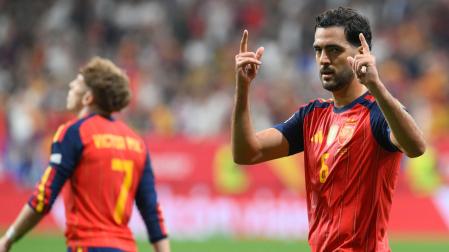 El navarro Mikel Merino hace un gesto con las manos para celebrar su gol frente a la República Checa con la selección española