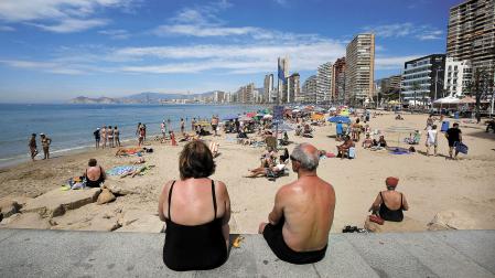 Una pareja de jubilados contempla la playa de Benidorm