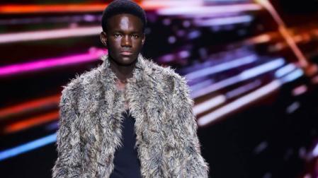 El modelo Cheikh Kane desfilando en la pasarela de la Mercedes-Benz Fashion Week Madrid para Custo Barcelona