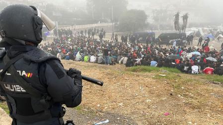 La Policía Nacional ha puesto en marcha a primeras horas de la mañana de este domingo un dispositivo para comenzar a levantar el asentamiento de la playa del Trampolín de Ceuta, donde viven más de 3.000 migrantes
