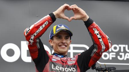 Marc Márquez celebra su victoria en la carrera de MotoGP del Gran Premio de Japón