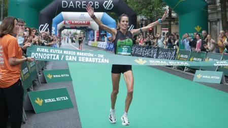 Maitane Melero cruza la meta como ganadora del Medio Maratón de San Sebastián