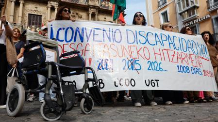 Trabajadores del sector de la discapacidad, convocados por los sindicatos ELA, LAB, CCOO y UGT, se han manifestado este domingo en Pamplona para exigir el desbloqueo del convenio
