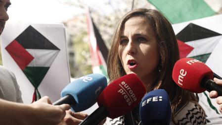 La secretaria general de Podemos, Ione Belarra hace declaraciones a los medios este domingo antes de participar en una manifestación por Palestina