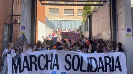 Alumnas de Jesuitas encabezaron ayer pasadas las doce del mediodía la marcha solidaria a su salida del Colegio San Ignacio