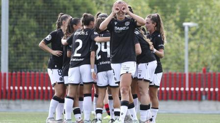 Claudia G., goleadora en Lezama, celebra el 1-0 de Osasuna