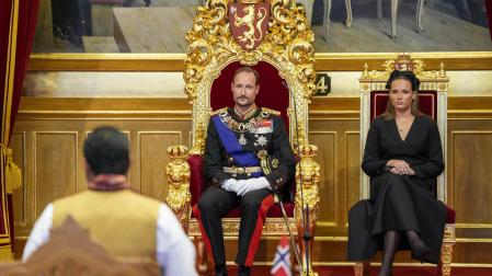 Haakon y su hija Ingrid presidieron la apertura del Parlamento noruego
