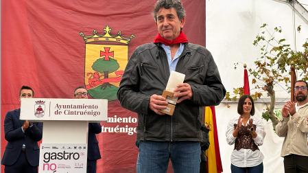 Sosteniendo el trofeo, Ángel Félix Sáenz Inestrillas en el tercer día de la XXIII fiesta de la gastronomía de Cintruénigo