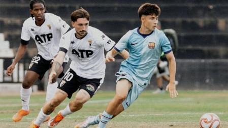 Argemi, del Barcelona B, conduce el balón ante Ekhi, del Tudelano. Detrás sigue la jugada Zaka.
