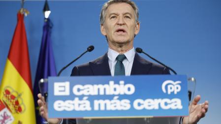 El líder del Partido Popular Alberto Núñez Feijóo durante una comparecencia en la sede del partido en la calle Génova de Madrid este lunes para hacer una valoración sobre el anuncio del presidente del Gobierno, Pedro Sánchez, de convocar elecciones el próximo 29 de noviembre