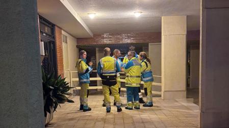 Servicios de Emergencias en el exterior de la vivienda donde han ocurrido los hechos