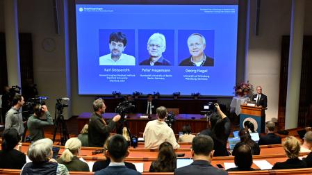 Miembros del jurado anuncian a los ganadores del Nobel de Medicina 2026: Karl Deisseroth, Peter Hegemann y Georg Nagel