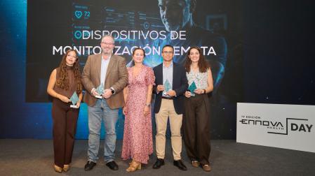 Rubén Castejón, segundo por la izquierda, con el premio