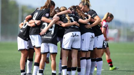 Las jugadoras de Osasuna Femenino celebran uno de los seis goles en Lezama