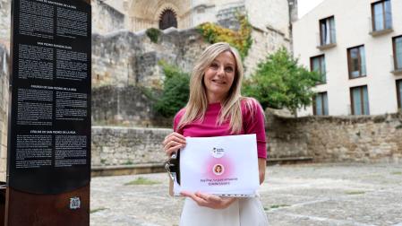 La concejala Cristina Pérez presentó la nueva herramienta en la escalinata de San Pedro.