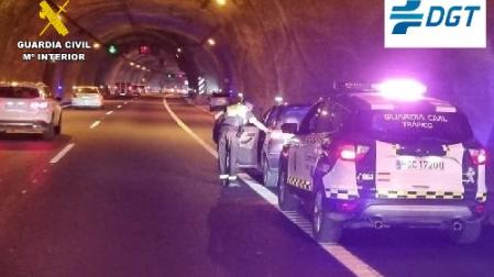 Imagen de la Guardia Civil atendiendo el accidente dentro del túnel de El Perdón