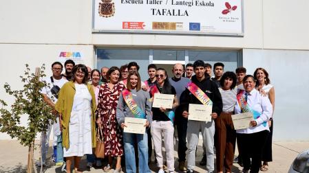 El alumnado y los representantes institucionales y equipo docente tras la clausura del taller