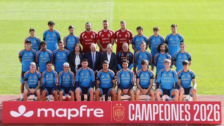 Foto de familia de los jugadores y el equipo técnico durante el entrenamiento del equipo en la Ciudad del Fútbol de Las Rozas, en Madrid este lunes 5 de octubre para preparar su partido contra Croacia
