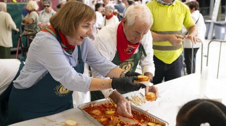 Tradición y gastronomía se citaron este lunes, 5 de octubre, en el marco de las fiestas de Villava con el concurso de relleno