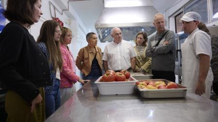 Visita oficial a las instalaciones del comedor del colegio público Erleta de Leitza