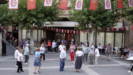 Baile en El Prau por la reinauguración del club de jubilados de Sangüesa