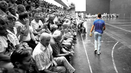 Unai Laso hace su entrada en la cancha en el frontón de Bera durante un partido del Masters