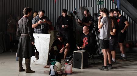 El rodaje de la primera escena de la mañana de este lunes en los estudios Midnight Fear Factory de Lekaroz. En cámara, una mano se desangra tras haber recibido un hachazo