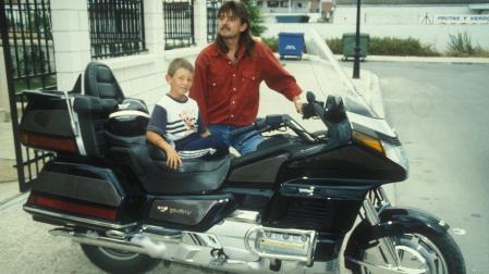 Ziober, junto a su hijo en Pamplona, en su inconfundible moto