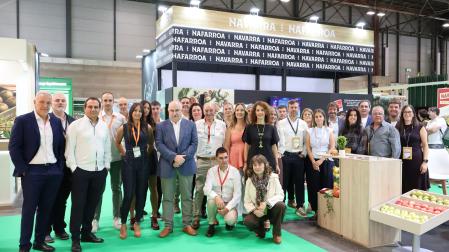El consejero Aierdi posa junto a los representantes de las empresas navarras presentes en la feria Fruit Attraction en Madrid.