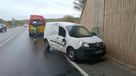 Servicios de emergencias, junto al vehículo accidentado en Funes