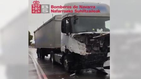 Estado del camión tras chocar con el coche en Cintruénigo