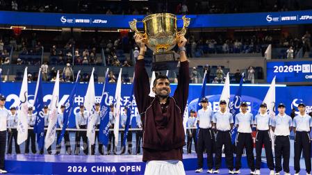Novak Djokovic levanta el trofeo tras proclamarse campeón del Abierto de China 2026