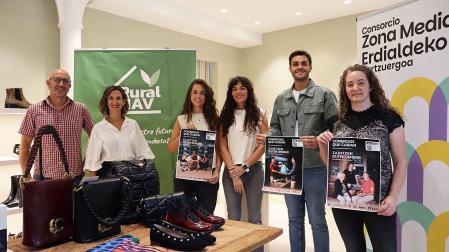 Organizadores y participantes en la campaña durante la presentación de la iniciativa