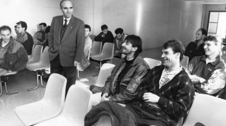 Ziober, sentado junto a Urban y sus compañeros de equipo ante la mirada de Fermín Ezcurra. Era el inicio de la temporada 1993-94 y la imagen se tomó en las instalaciones de Tajonar