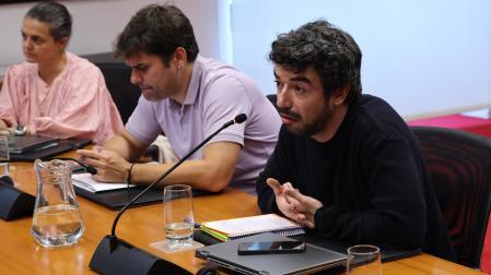 Blanca Regúlez y Pablo Azcona, de Geroa Bai, y Miguel Garrido, de Contigo Navarra, durante la comparecencia parlamentaria sobre la gestión de las obras de duplicación del túnel de Belate