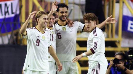 Fermín, Yeremy Pino y Víctor Muñoz felicitan a Mikel Merino tras uno de sus dos goles contra Croacia