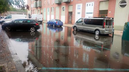 La lluvia ha generado un gran balsa de agua a la altura de Sanduzelai Ikastetxe, en San Jorge