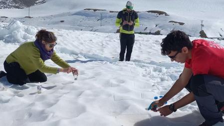 Investigadores introducen microplásticos en parcelas de nieve superficial