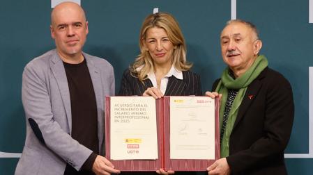 La vicepresidenta segunda del Gobierno, Yolanda Díaz, junto a los secretarios generales de CCOO y UGT, Unai Sordo y Pepe Álvarez, respectivamente
