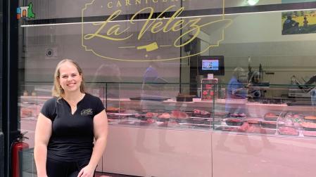Ana María Vélez, junto a la carnicería La Vélez, en la cuesta de Santo Domingo de Pamplona