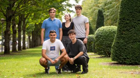 Estudiantes que representan a la UPNA en la UNITA Challenge Arena. De izq. a dcha. Fila superior: Iñigo Irurzun, Leyre Asurmendi y Aser Méndez. Fila inferior: Iván López e Izan López de Aberasturi. Faltan Unai Arriazu y Gorka Biurrun.