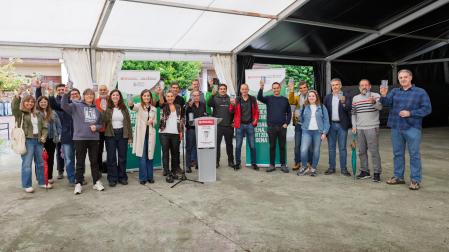 Autoridades y representantes de establecimientos adheridos, durante la presentación del Vaso Único en Navarra.