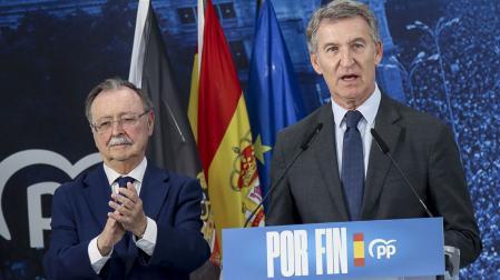 El presidente del Partido Popular, Alberto Núñez Feijóo (d), y el presidente de la Ciudad Autónoma de Ceuta, Juan Jesús Vivas, durante su intervención dentro de la visita del primero a la ciudad autónoma este miércoles