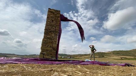 'Engalanada de vino y rosas', obra de Alicia Otaegui, en la columna del aire de Artazu