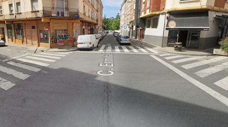 Pasos de cebra en el cruce entre las calles La Ermita y Basilio Armendáriz de Burlada