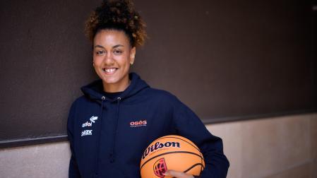 Aixa Wone, primera capitana del Osés Construcción para este curso, posa junto a un balón en uno de los porches de Ripagaina