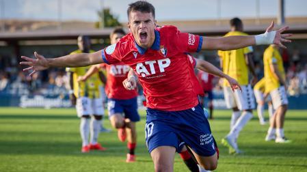 El delantero Javier Martínez celebra su primer gol anotado con la camiseta de Osasuna Promesas ante el Calamocha en TajonarEl delantero Javier Martínez marcó el primer gol del Promesas en su estreno en la Segunda RFEF. J.P.URDÍROZ