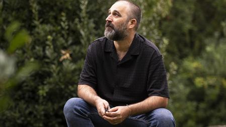 El director y dramaturgo navarro Asier Andueza, retratado ayer en el parque Yamaguchi de Pamplona