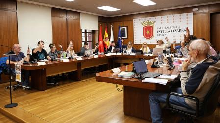 El pleno al completo en una de las votaciones de ayer, sesión ordinaria de octubre